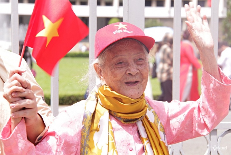 Cụ bà Lê Thị Hoa hân hoan chào mừng lễ kỷ niệm. Ảnh: Hà Nguyễn