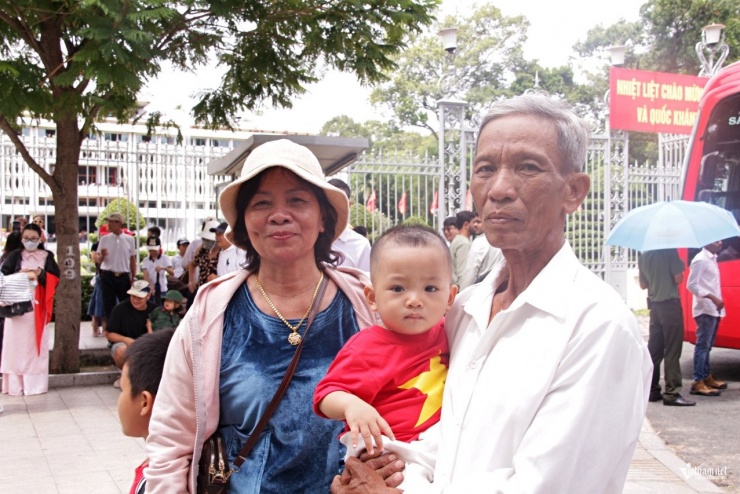 Ông Quang từ TP Huế vào TPHCM tham quan Dinh Độc Lập dịp 2/9. Ảnh: Hà Nguyễn