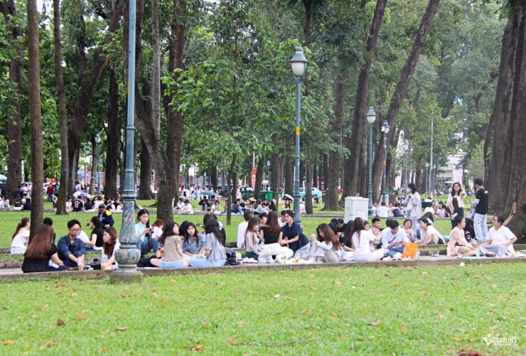 Công viên đối diện Dinh Độc Lập cũng có đông đảo người dân, du khách vui chơi, nghỉ ngơi. Ảnh: Hà Nguyễn