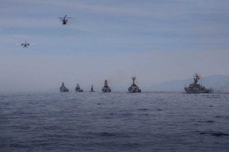 Cùng với thời điểm diễn ra nghi lễ chào cờ tại Quảng trường Ba Đình, Hà Nội, các biên đội tàu, máy bay tham gia diễu binh đã tổ chức chào cờ Tổ quốc trên biển. Hình ảnh lá cờ đỏ tung trên biển là biểu tượng bất khuất của ý chí, niềm tự hào dân tộc, khẳng định trách nhiệm kế thừa, phát huy truyền thống hào hùng của các thế hệ cha anh. Ở đội hình chào cờ, các biên đội tàu đi thành hai hàng dọc, chính giữa, trên cùng là tàu chỉ huy 015.