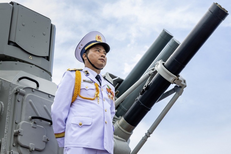 Chỉ huy các lực lượng diễu biên trên biển, trên tàu chỉ huy 015 - Trần Hưng Đạo, Chuẩn Đô đốc Nguyễn Văn Bách, Phó Tư lệnh, Tham mưu trưởng Quân chủng Hải quân cùng đại biểu các cơ quan, đơn vị đại diện cho các lực lượng cùng tham gia.