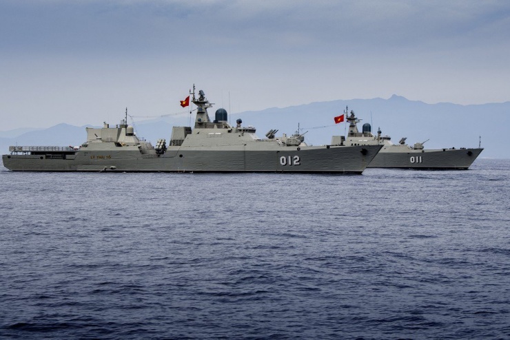 Còn ở đội hình quả trám thường được sử dụng phổ biến khi hành quân trên biển, tăng khả năng chỉ huy, hiệp đồng chiến đấu tiêu diệt các lực lượng uy hiếp trực tiếp đến các tàu trong đội hình của ta; bảo vệ các tàu quan trọng; chống tập kích bất ngờ từ trên không, trên biển; tăng an toàn hàng hải, vượt chướng ngại thuỷ lôi, gây khó khăn cho địch.