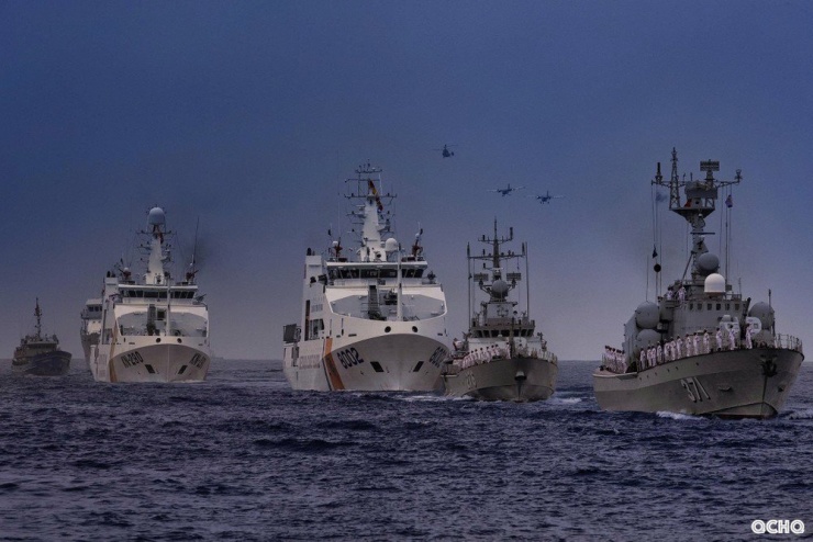 Tiếp đó, tàu chỉ huy duyệt đội hình diễu binh trên biển, theo thứ tự: duyệt biên đội máy bay thủy phi cơ DHC6, trực thăng săn ngầm Ka28 và biên đội tàu cứu hộ đa năng, tàu bổ trợ của Hải quân Nhân dân Việt Nam. Duyệt biên đội tàu Hải đội Dân quân thường trực.