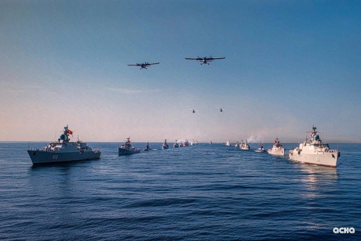 Để khẳng định khả năng hiệp đồng chặt chẽ, bản lĩnh, trình độ làm chủ vũ khí trang bị kỹ thuật của các lực lượng vũ trang trên biển, ngay sau khi tàu chỉ huy duyệt đội hình diễu binh, các biên đội bắt đầu triển khai các đội hình trên biển, như đội hình chữ A, chữ V và quả trám.