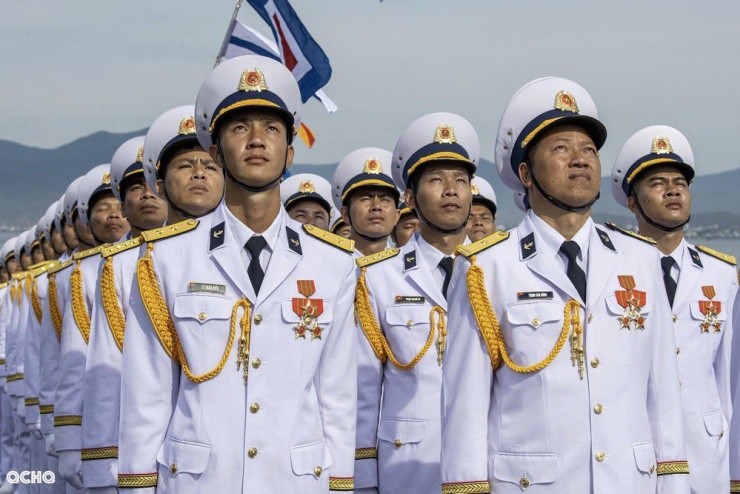 Các chiến sĩ trên tàu ngầm Kilo với nghi thức chào cờ.