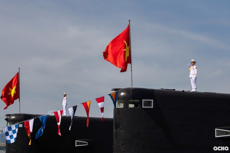 Biên đội tàu tuần tra SPA-4207 của Bộ đội Biên Phòng, Biên đội tàu tuần tra đa năng lớp DN-2000 của Kiểm ngư và Cảnh Sát biển Việt Nam, Biên đội tàu pháo TT-400T, tàu tên lửa 12418, 1241RE, tàu ngầm Kilo 636, tàu hộ vệ chống ngầm lớp 159 và tàu hộ vệ tên lửa Gepard 3.9 của Hải quân nhân dân Việt Nam.