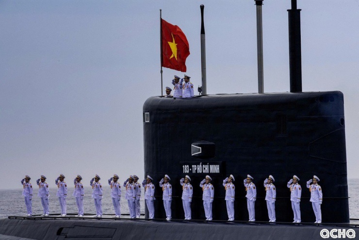 Các chiến sĩ trên tàu ngầm Kilo 183 thực hiện nghi thức chào cờ.