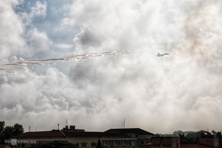 Su-30MK2 thả bẫy nhiệt trên Ba Đình - 1