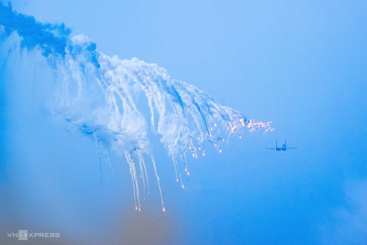 Su-30MK2 thả bẫy nhiệt trên Ba Đình - 4