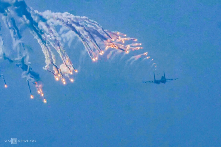 Su-30MK2 thả bẫy nhiệt trên Ba Đình - 3
