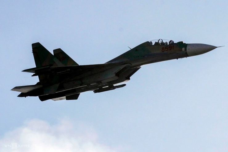 Su-30MK2 thả bẫy nhiệt trên Ba Đình - 7