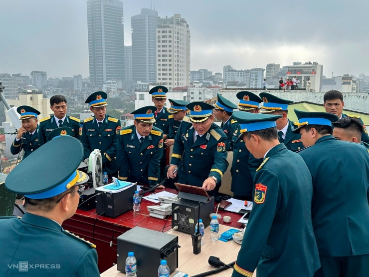 Su-30MK2 thả bẫy nhiệt trên Ba Đình - 14