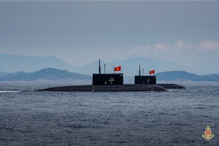 Biên đội tàu ngầm Kilo 636 tham gia lễ diễu binh trên biển. Ảnh: Quân chủng Hải quân