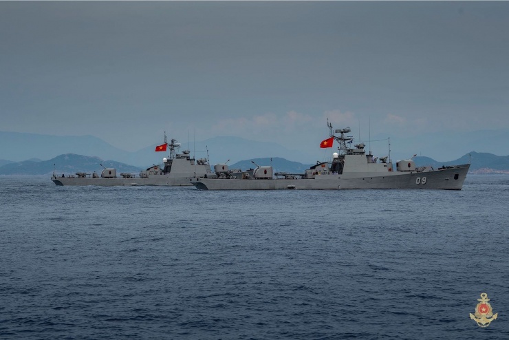 Biên đội tàu hộ vệ chống ngầm lớp 159 tham gia diễu binh trên biển. Ảnh: Quân chủng Hải quân