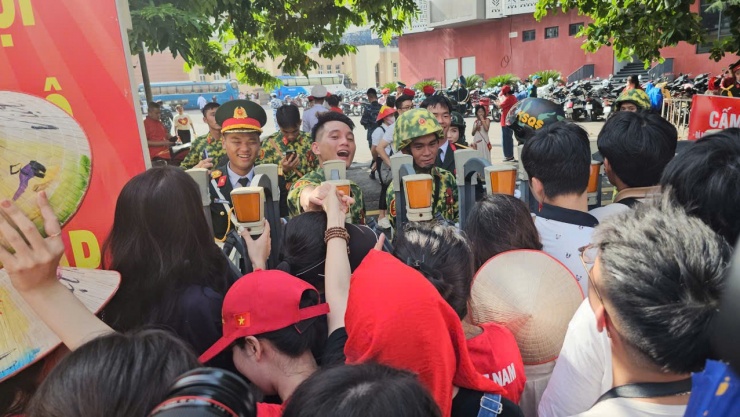 Cái nắm tay vội vàng giữa chiến sĩ và người yêu