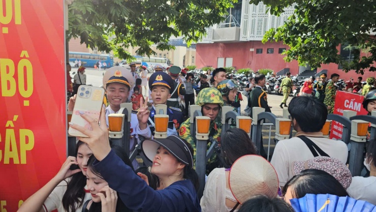 Chiến sĩ chụp hình cùng người thân, bạn bè của mình