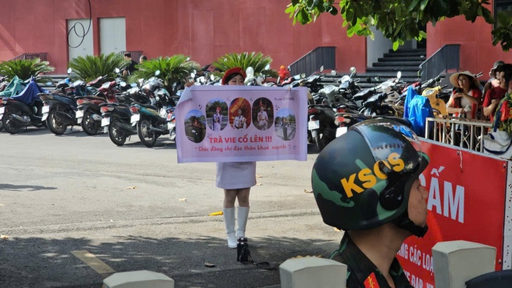 Tấm bảng do bạn bè của chiến sĩ nữ tặng