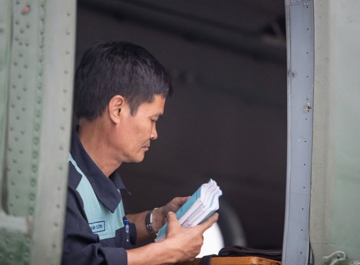 Thượng tá quân nhân chuyên nghiệp Phạm Văn Sơn - Tổ trưởng kỹ thuật Máy bay động cơ (Mi-171: 8431), Phi đội 1, Trung đoàn 917.