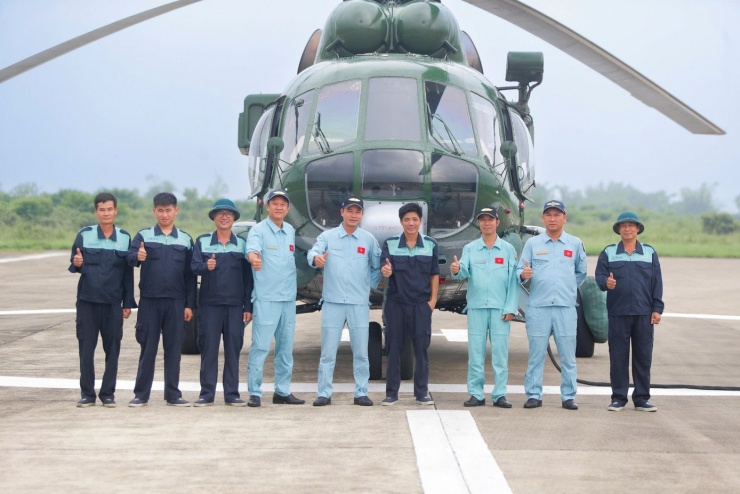 Sáng nay (2/9), các tổ bay trực thăng treo cờ Đảng, cờ Tổ quốc đã hoàn thành xuất sắc nhiệm vụ bay chào mừng trong Lễ kỷ niệm, diễu binh, diễu hành 80 năm Cách mạng tháng Tám thành công và Quốc khánh 2/9.
