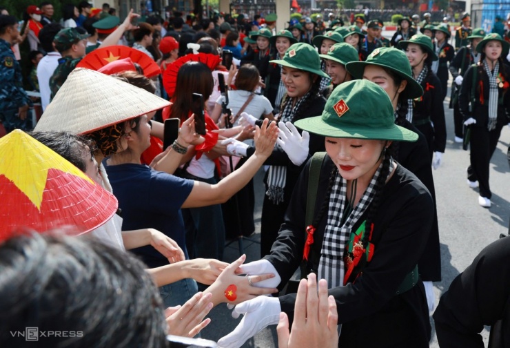 Quân dân bịn rịn sau lễ diễu binh mừng Quốc khánh - 1