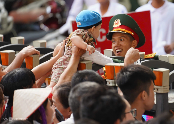 Quân dân bịn rịn sau lễ diễu binh mừng Quốc khánh - 3