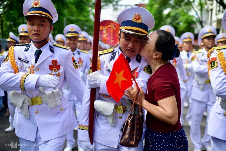 Quân dân bịn rịn sau lễ diễu binh mừng Quốc khánh - 4