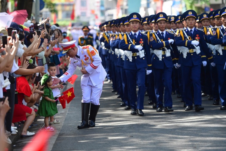 Quân dân bịn rịn sau lễ diễu binh mừng Quốc khánh - 5