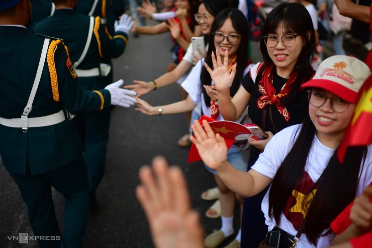 Quân dân bịn rịn sau lễ diễu binh mừng Quốc khánh - 6