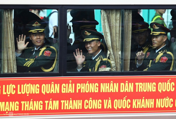 Quân dân bịn rịn sau lễ diễu binh mừng Quốc khánh - 10