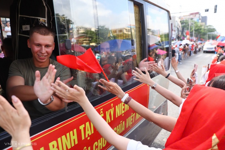 Quân dân bịn rịn sau lễ diễu binh mừng Quốc khánh - 9