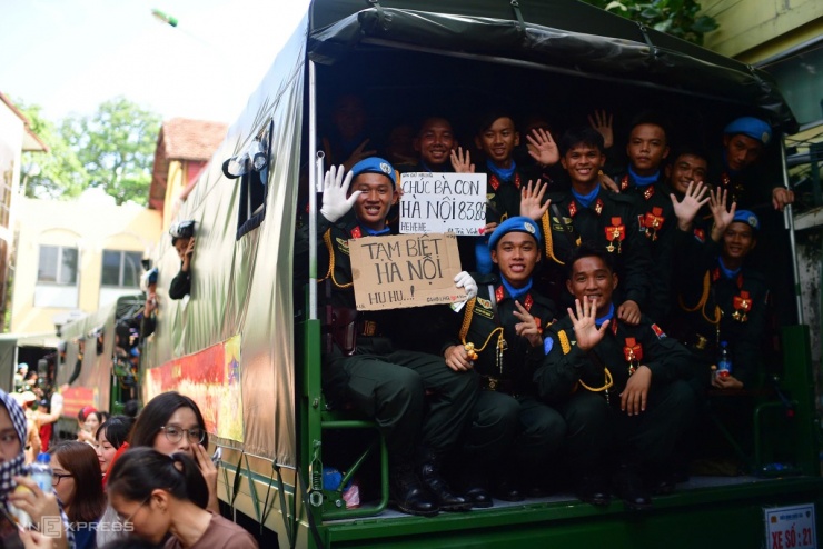 Người dân hai bên đường vẫy tay chào đoàn xe chở quân đi qua. Video: Phạm Dự - Anh Phú