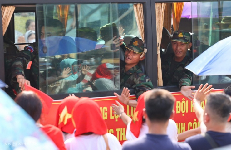 Quân dân bịn rịn sau lễ diễu binh mừng Quốc khánh - 11