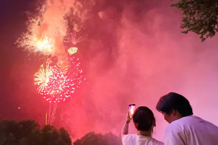 Chương trình bắn pháo hoa kỷ niệm 80 năm Ngày Cách mạng Tháng Tám và Quốc khánh 2-9 kéo dài khoảng 15 phút từ 21 giờ đến 21 giờ 15. Ảnh: LA