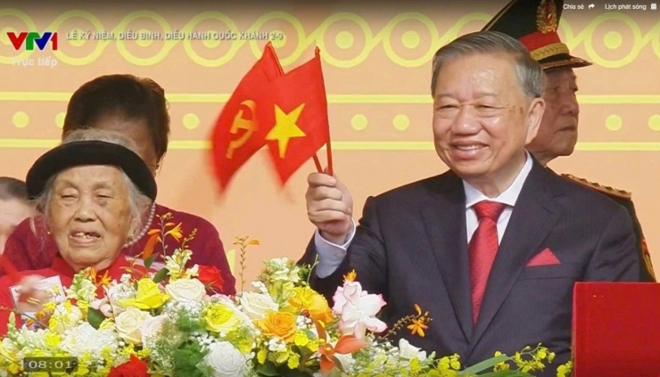 Nhiều người dân địa phương xúc động khi thấy hình ảnh Mẹ Việt Nam Anh hùng Trần Thị Huyến trên lễ đài Quảng trường Ba Đình, ngồi bên cạnh Tổng Bí thư Tô Lâm.