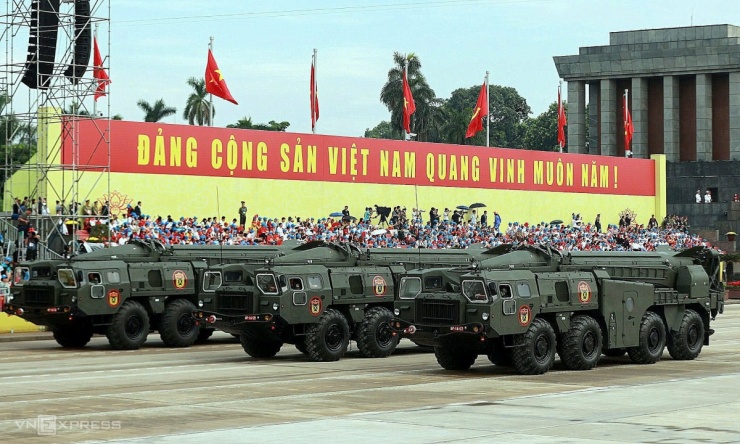 Tên lửa Scud-B tiến qua lễ đài sáng 2/9. Video: VTV