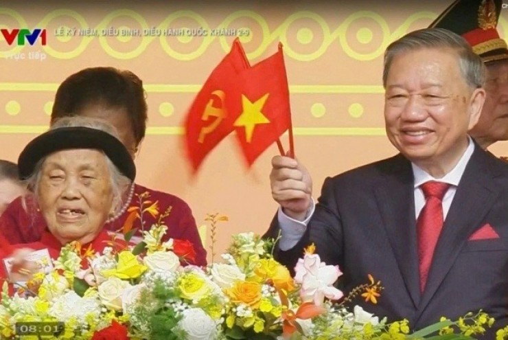 Mẹ Việt Nam Anh hùng ngồi cạnh Tổng Bí thư Tô Lâm trong lễ diễu binh