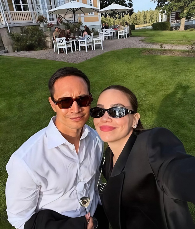 Ca sĩ cho biết cô mới cùng ông xã, mẹ ruột và hai con sang Stockholm thăm nhà chồng kết hợp dự tiệc cưới người thân của Kim Lý.
