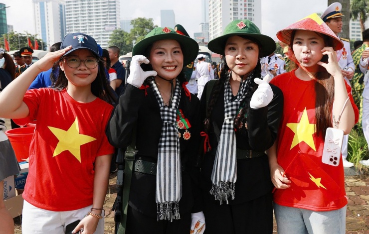 Du khách, người dân tỏa ra các điểm ăn uống, vui chơi sau diễu binh - 2