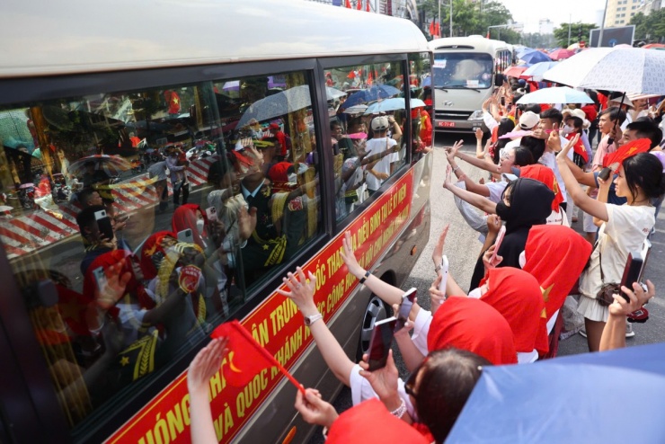 Du khách, người dân tỏa ra các điểm ăn uống, vui chơi sau diễu binh - 1