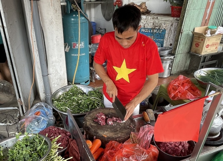 Du khách, người dân tỏa ra các điểm ăn uống, vui chơi sau diễu binh - 5