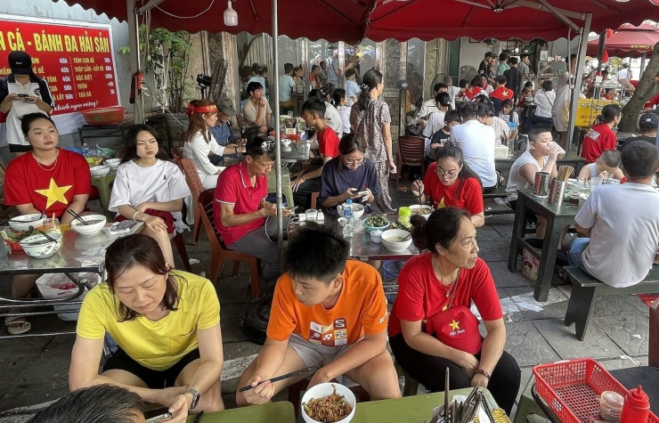 Du khách, người dân tỏa ra các điểm ăn uống, vui chơi sau diễu binh - 4