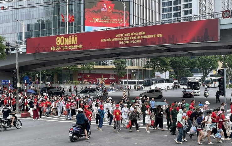 Du khách, người dân tỏa ra các điểm ăn uống, vui chơi sau diễu binh - 10