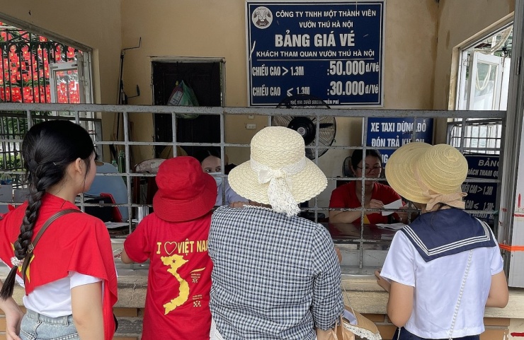 Du khách, người dân tỏa ra các điểm ăn uống, vui chơi sau diễu binh - 8