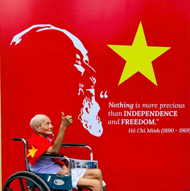 Đối với ông Nguyễn Văn Mỹ, nếu năm 1975, tin giải phóng miền Nam thống nhất đất nước chính là món quà sinh nhật vô giá thì món quà sinh nhật tròn 100 tuổi của ông Nguyễn Văn Mỹ năm nay chính là những hân hoan của đại lễ A80. Ảnh: Nhân vật cung cấp