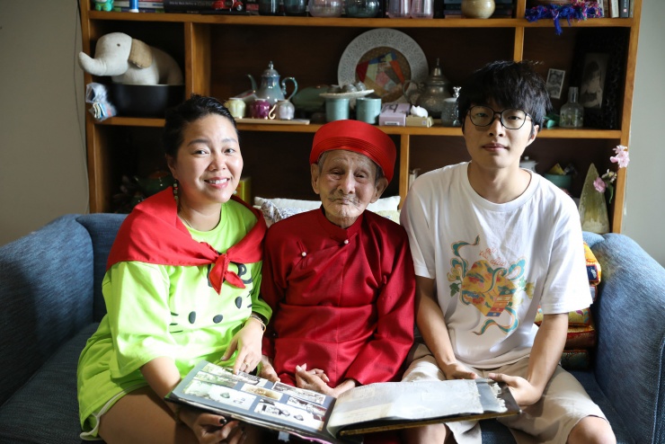 Ông Nguyễn Văn Mỹ vừa tròn 100 tuổi, viên mãn bên người con gái duy nhất và cháu ngoại. Ảnh: Gia đình cung cấp