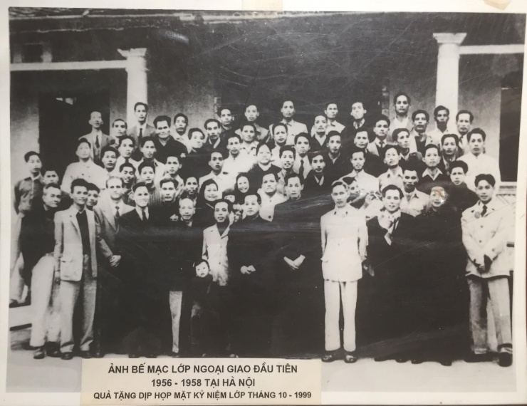 Hình ảnh ghi lại ông Nguyễn Văn Mỹ tại buổi bế mạc lớp ngoại giao đầu tiên, năm 1956 - 1958 tại Hà Nội. Ảnh: Nhân vật cung cấp