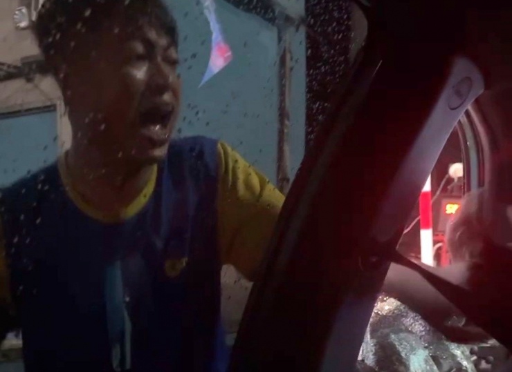 Đối tượng chặn đường, đập phá taxi công nghệ