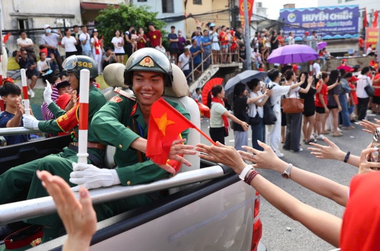 Du khách, người dân tỏa ra các điểm ăn uống, vui chơi sau diễu binh - 1