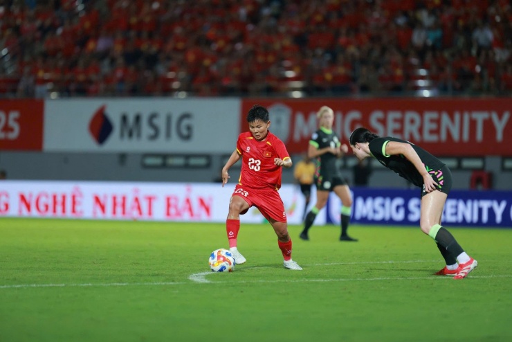 Bích Thùy tả xung hữu đột trong vòng vây các hậu vệ U23 Australia. (Ảnh: Trọng Hiếu)