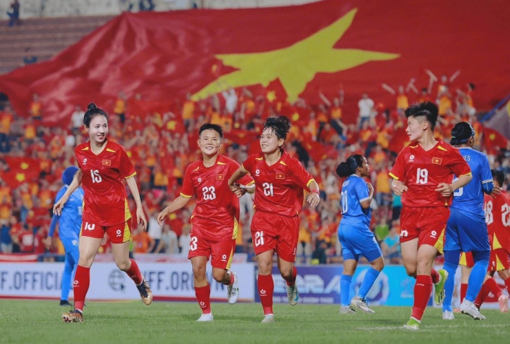 Bích Thùy ăn mừng bàn thắng ở trận đấu với U23 Australia.